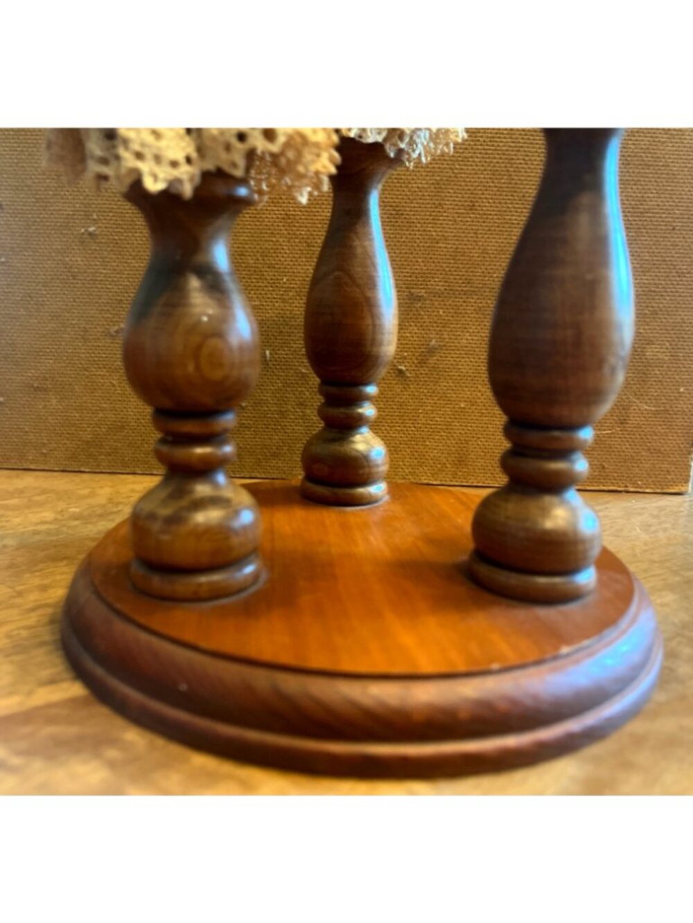 Vtg Wooden Triple Candlestick Holder Lace Doilies Blue Ribbon Accents Cottagecor - Picture 3 of 4